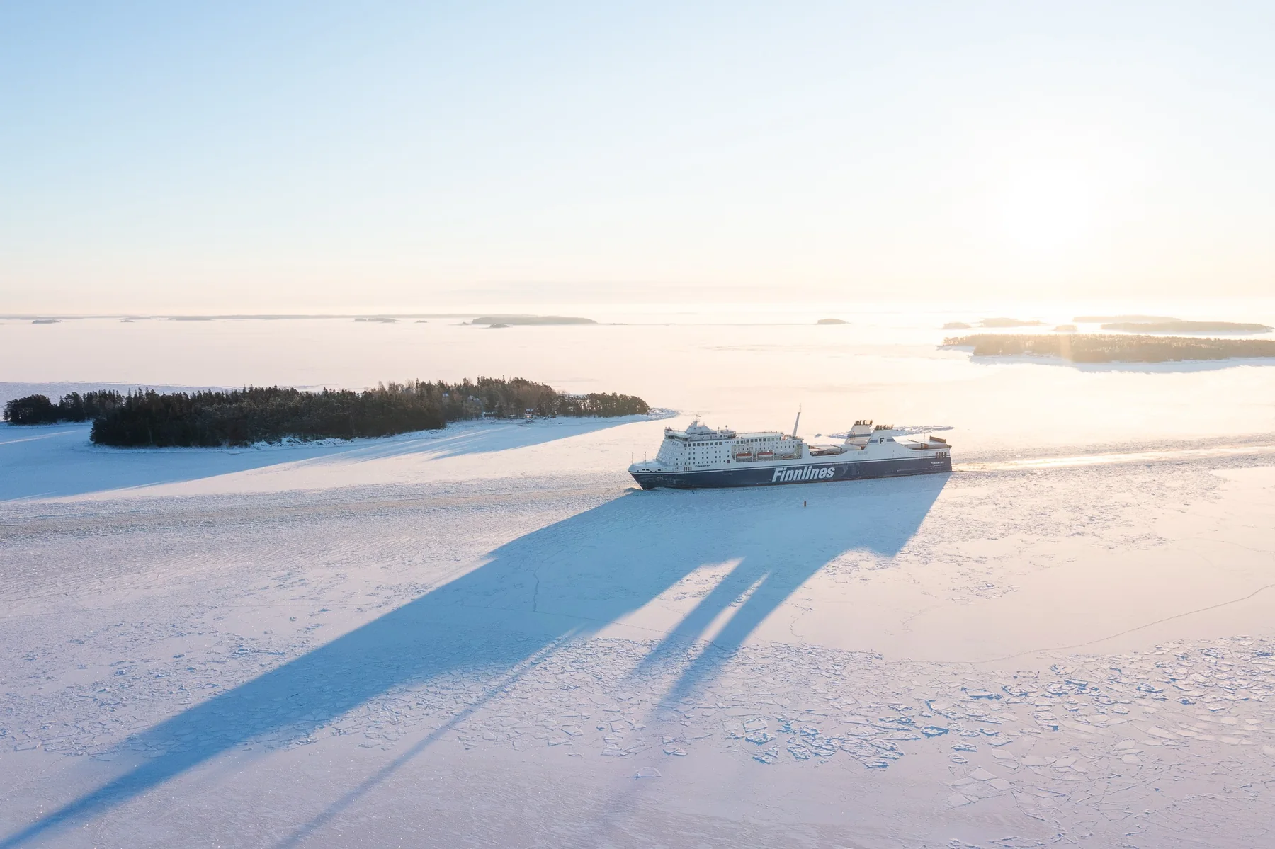 Finnlinesin laiva talvisessa saaristossa